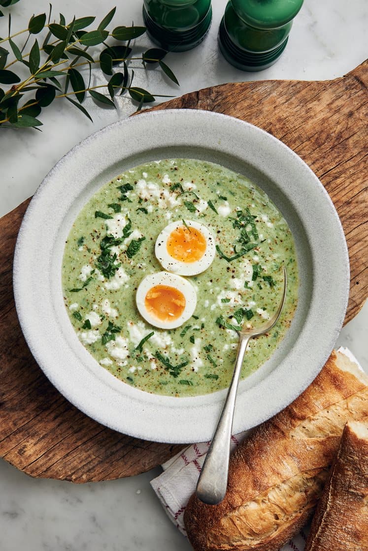 Krämig broccolisoppa med ägghalvor, fetaost, mynta och surdegsbaguette 