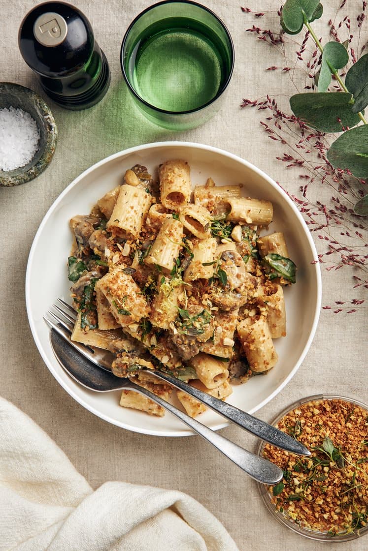 Krämig vegansk pasta med champinjoner, cashewnötter och timjanströssel