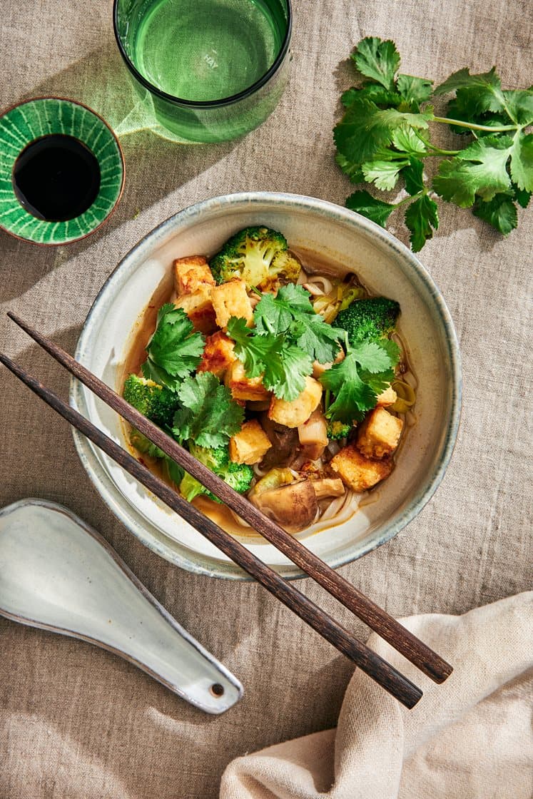 Japansk ramensoppa med wokad broccoli och friterad tofu