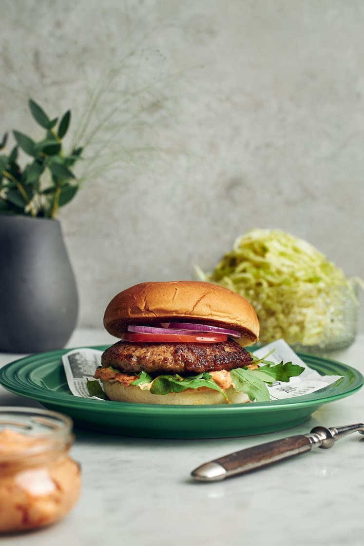 Salsicciaburgare med tomat, ruccola, ajvardressing och krispig kålsallad