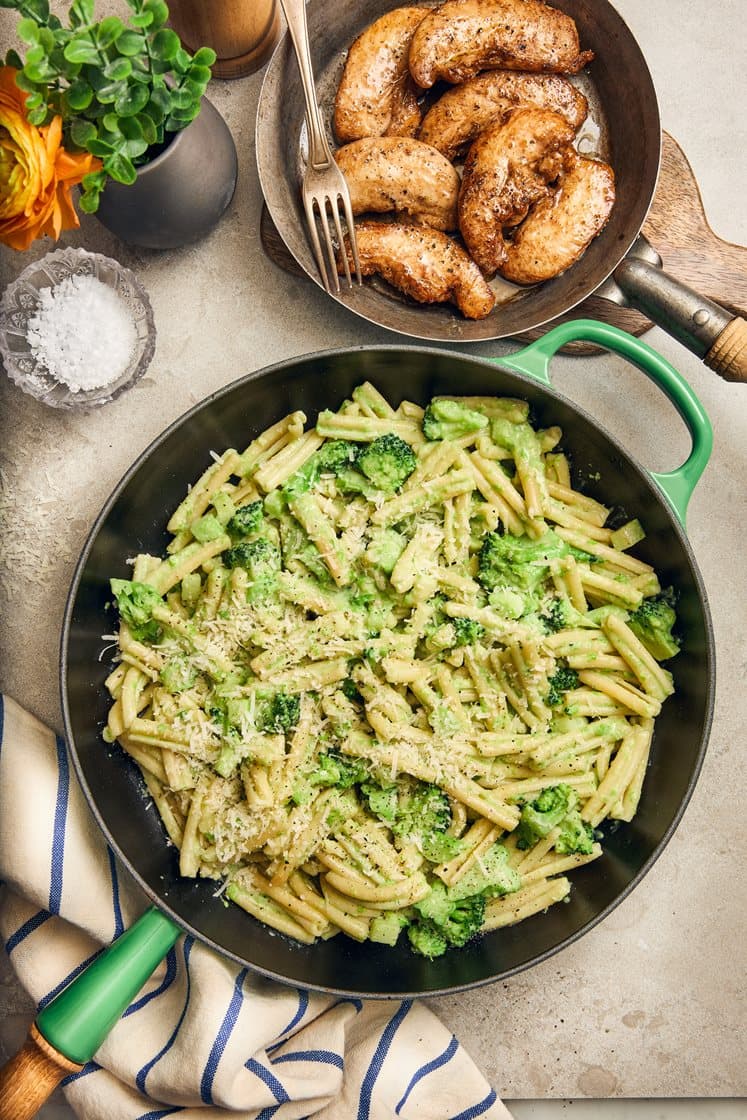 Grön casareccepasta med kyckling och parmesan