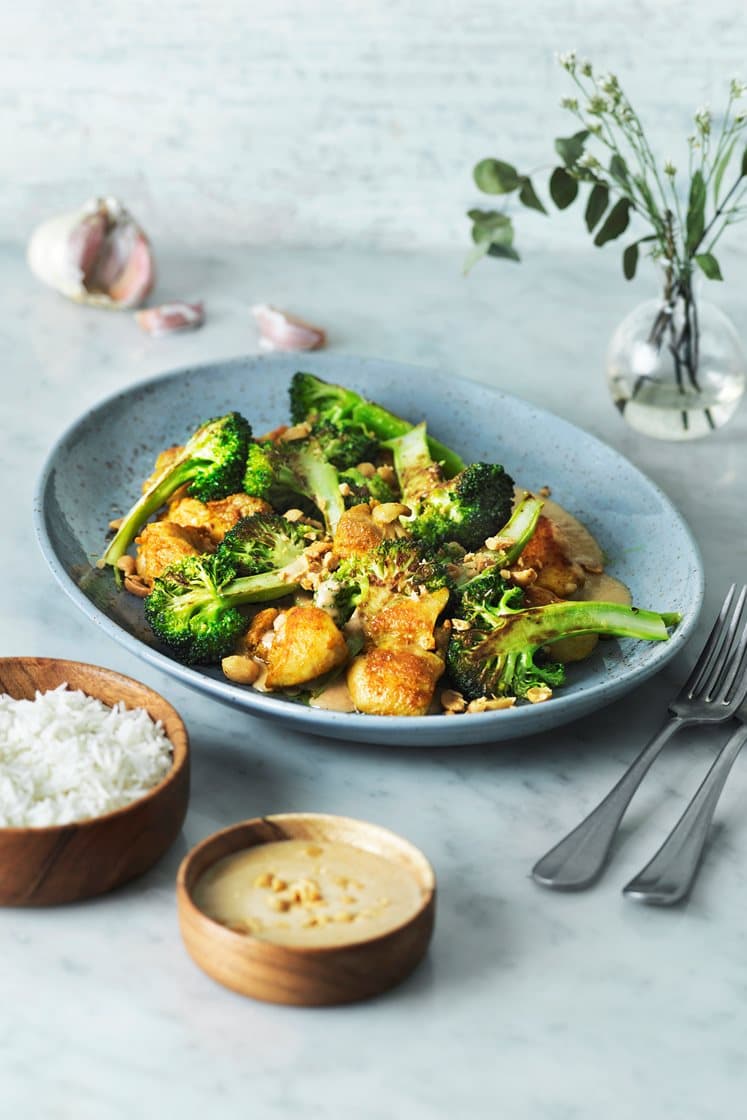 Chicken satay - currystekt kyckling med jordnötssås och broccoli