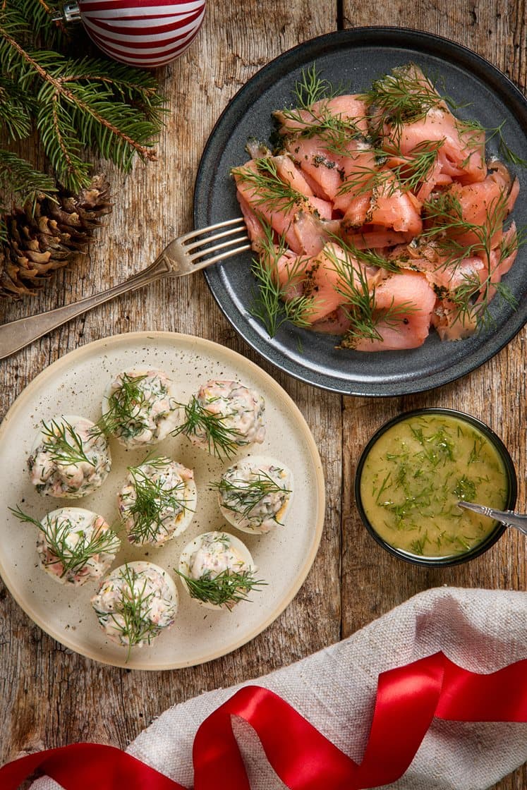 Ägghalvor med skagenröra och gravad lax med hovmästarsås
