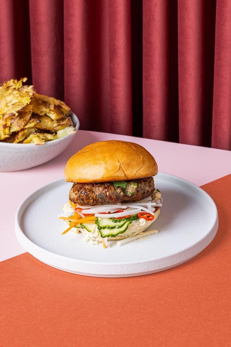 Bánh mì burger med smashad potatis, picklade grönsaker och chilimajonnäs 