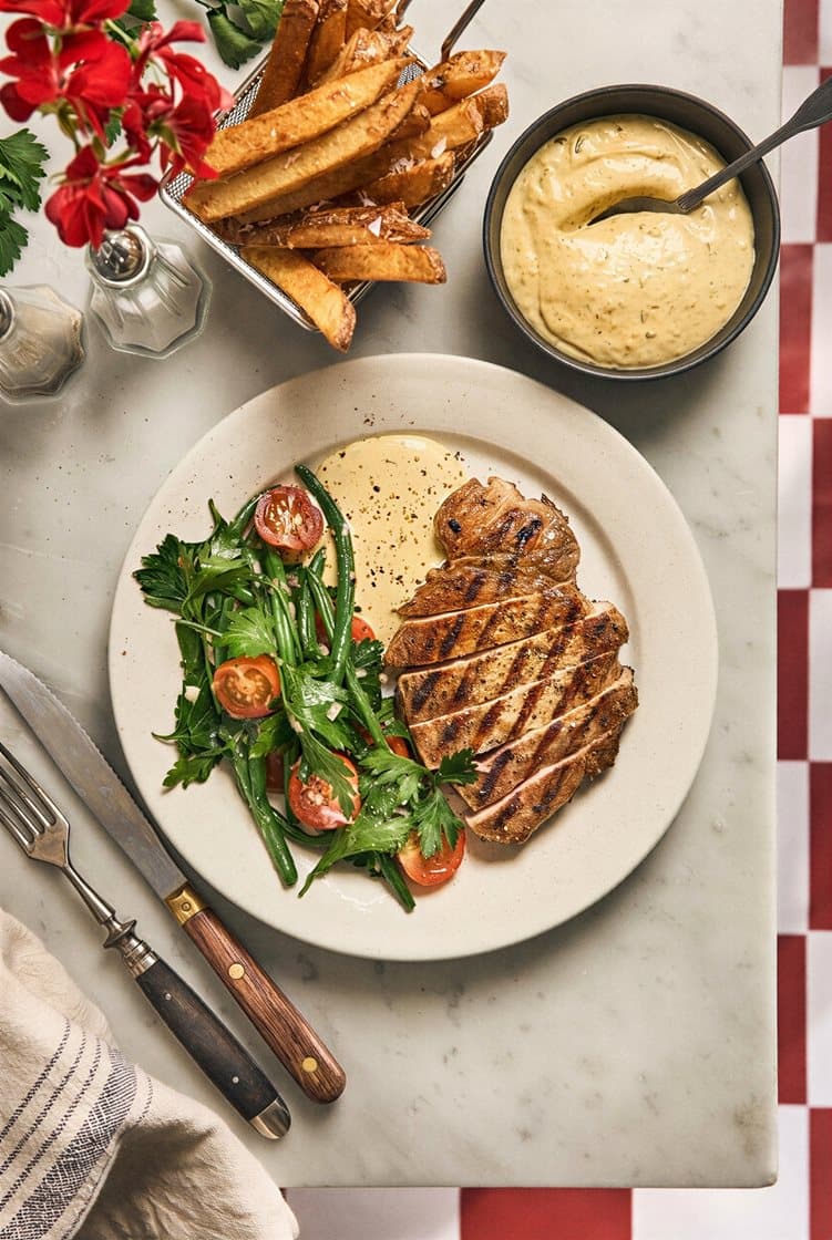 Grillad fläskkotlett med färdig bearnaisesås, haricots verts och pommes frites