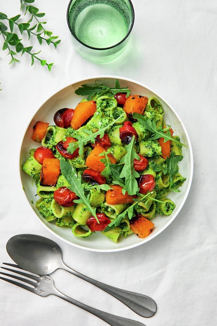 Pasta med spenat- och citronpesto, rostad butternutpumpa och pinjenötter