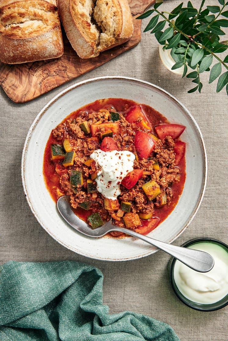 Chipotlekryddad chiligryta med nötfärs, yoghurt och surdegspavé