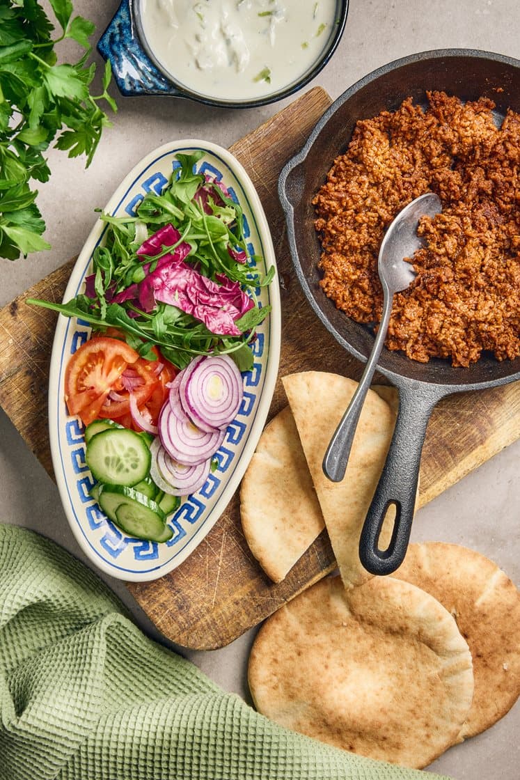 Fyllt pitabröd med kryddstekt nötfärs, sallad och färdig tzatziki