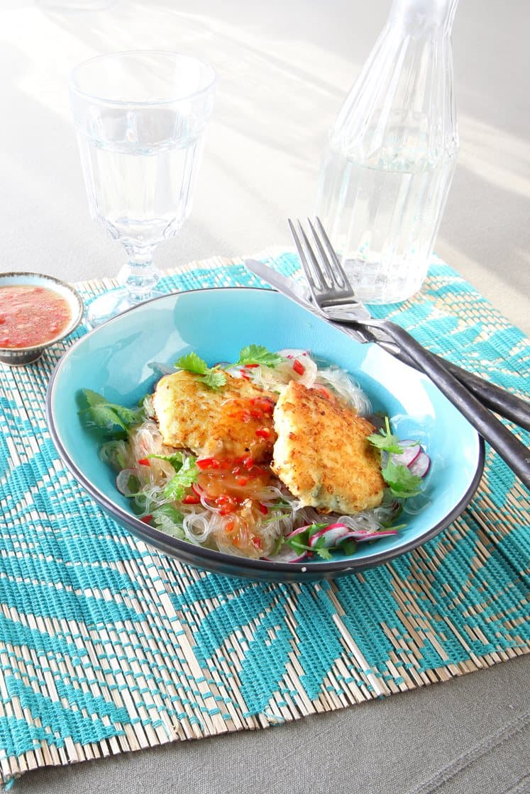 Asiatiska fish cakes med nudlar och sweet chilisås