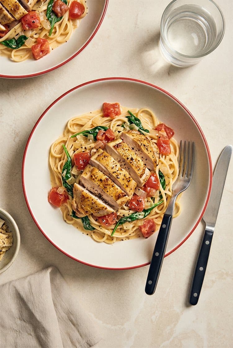 Citruskryddad kycklinglårfilé med krämig linguine, tomat och spenat