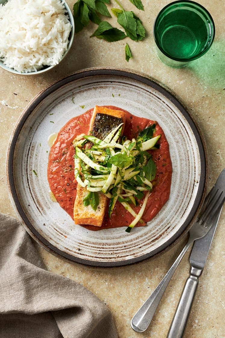 Stekt laxfilé med indisk masalasås, zucchinisallad, mynta och lime