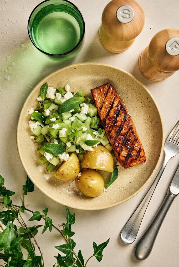 Grillad laxfilé med kiwi- och fetaostsalsa, mynta och kokt potatis