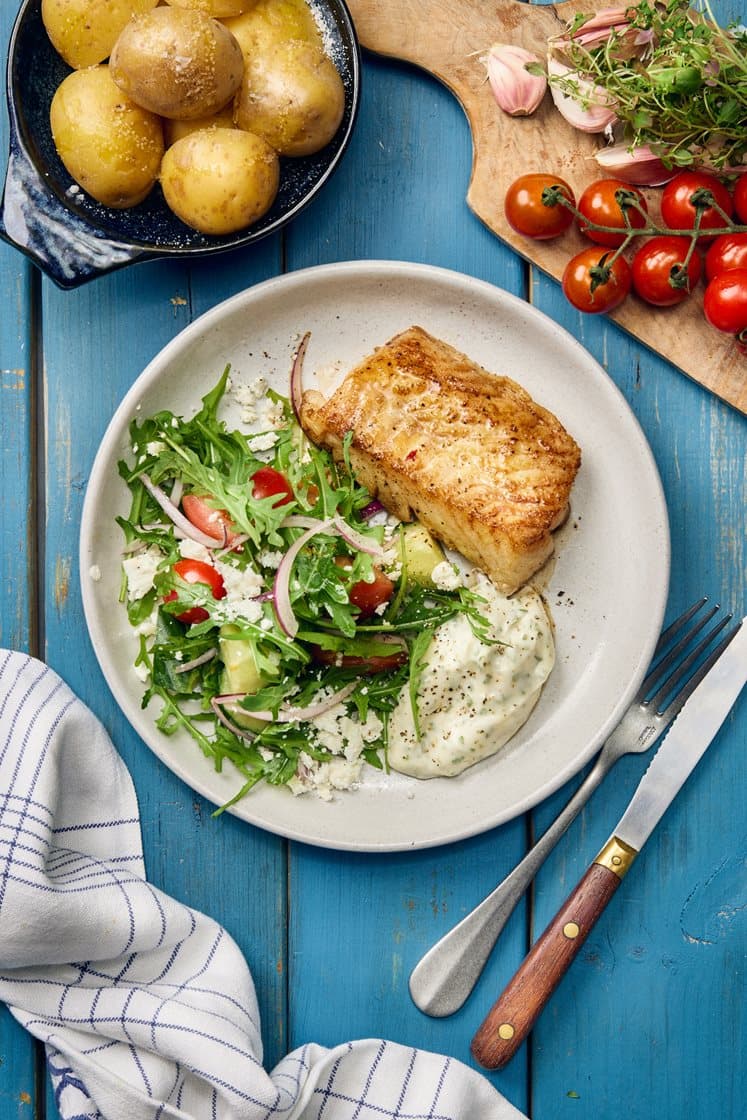 Stekt kolja med medelhavssallad och dragonmajonnäs