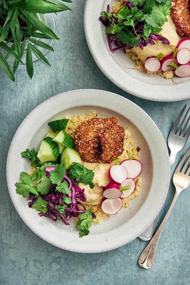 Sesamfalafelbowl med couscous, örtig rödkålssallad och srirachayoghurt