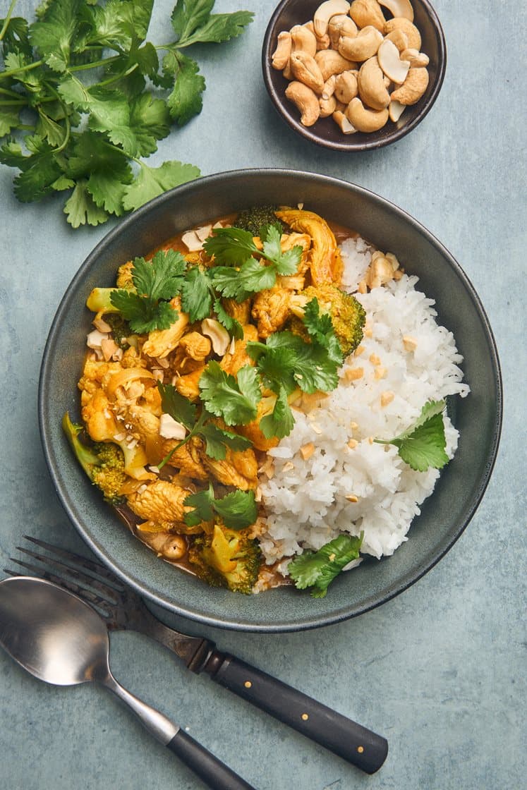 Indisk kycklinggryta med blomkål, cashewnötter och koriander