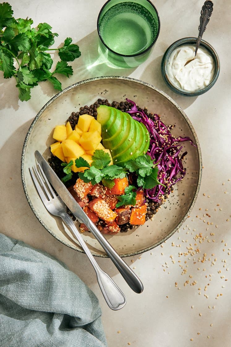 Veganbowl med sesamrostad sötpotatis, avokado, mango och koriander