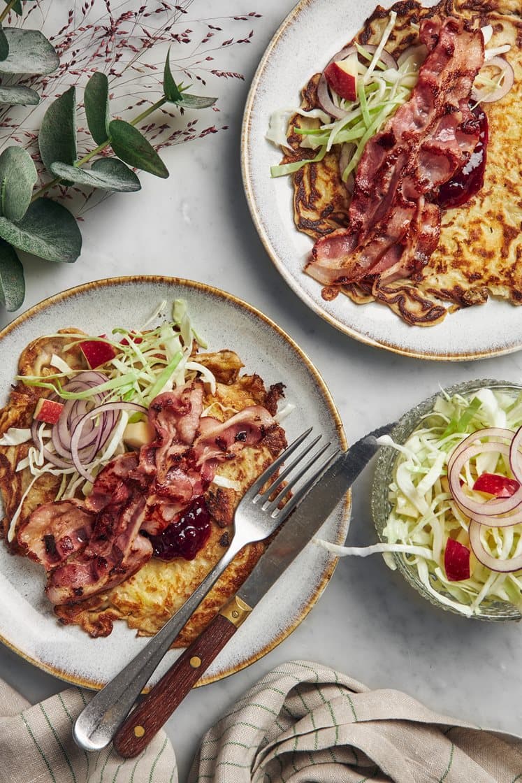 Raggmunkar med bacon, lingon och spetskålssallad