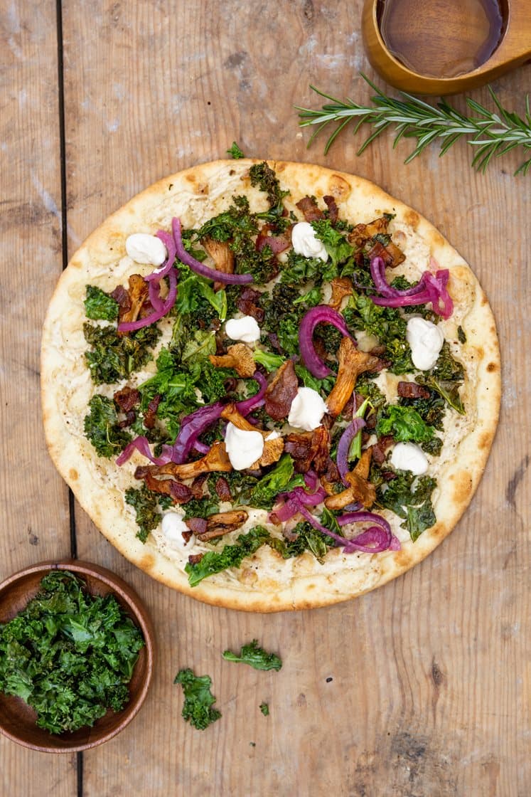 Pizza bianco - pizza med crème fraiche, smörstekta kantareller, bacon och inlagd rödlök