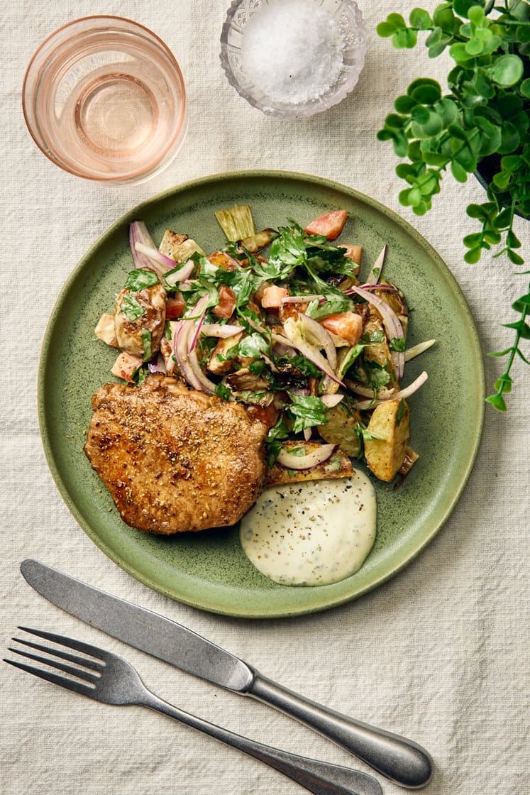 Fänkålsstekt fläskkotlett med rostad potatissallad och dragonmajonnäs