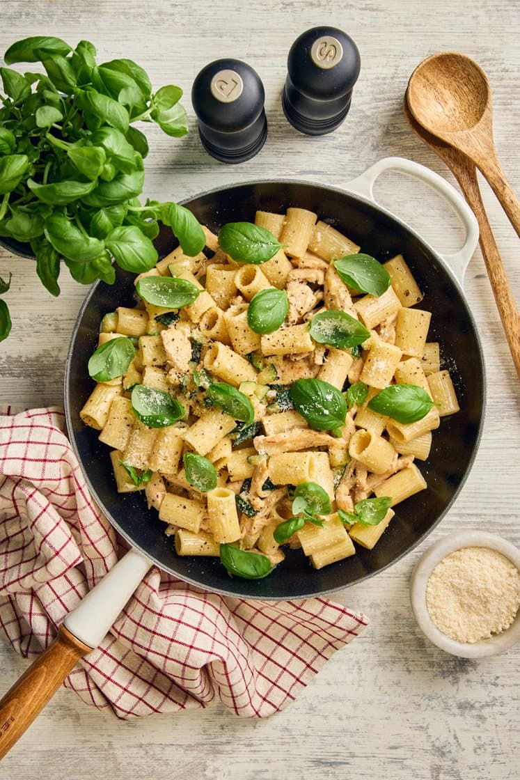 Mezze maniche med kyckling, parmesan, tryffelolja och basilika