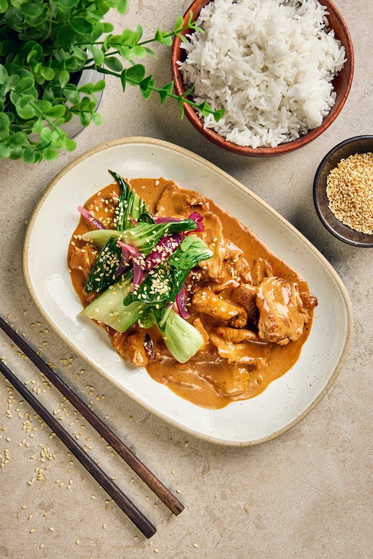 Krämig asiatisk fläskgryta med spicy umami, jasminris och sesamstekt pak choy