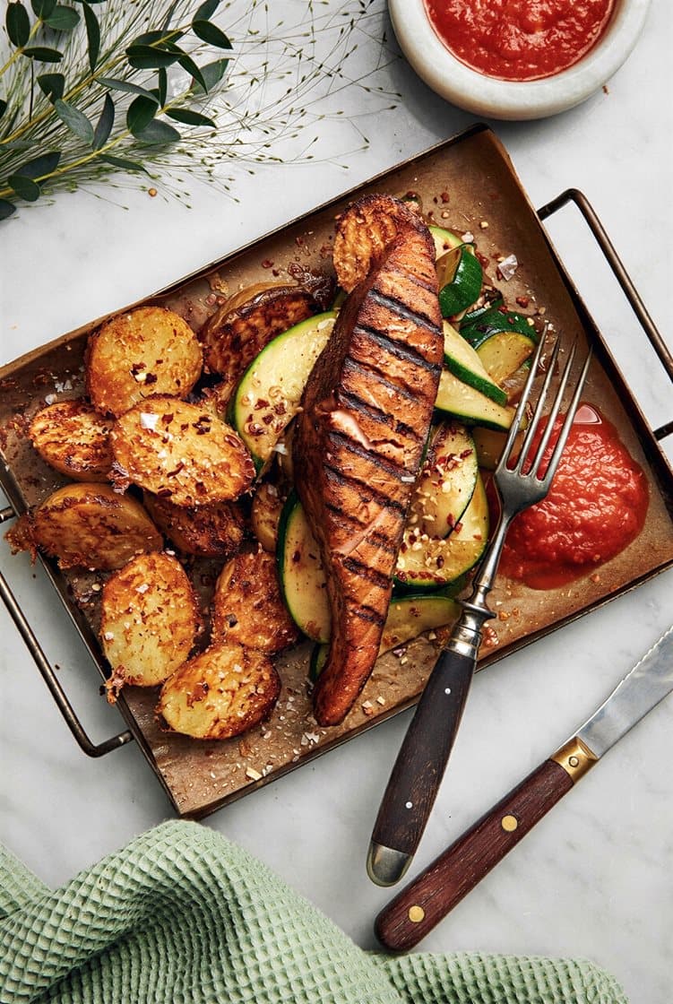 Grillad lax med krispig parmesanpotatis och rostad paprikavinägrett