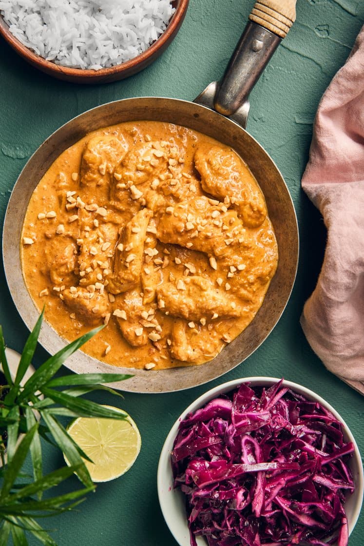 Kyckling i jordnötssås med ris och asiatisk kålsallad