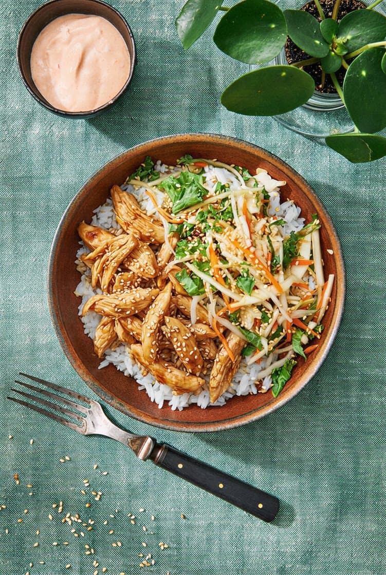 Donburi med soja- och ingefärsstekt kyckling, syrad kål och srirachamajonnäs