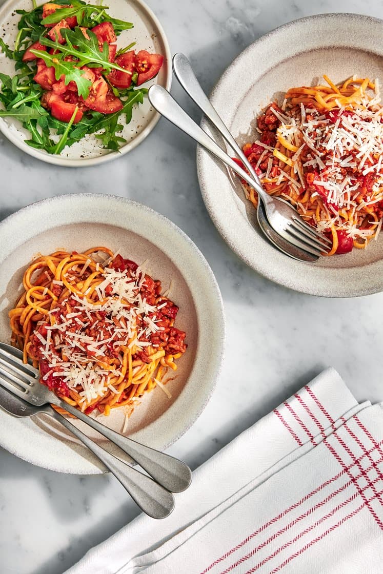 Italiensk vegetarisk färsragu med linguine och parmesan 