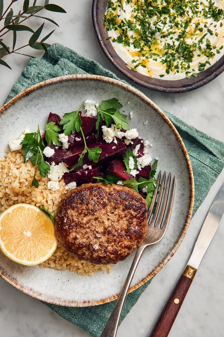 Rosmarin- och timjankryddade färsbiffar med gremolatatyoghurt, fetaost och rödbetor