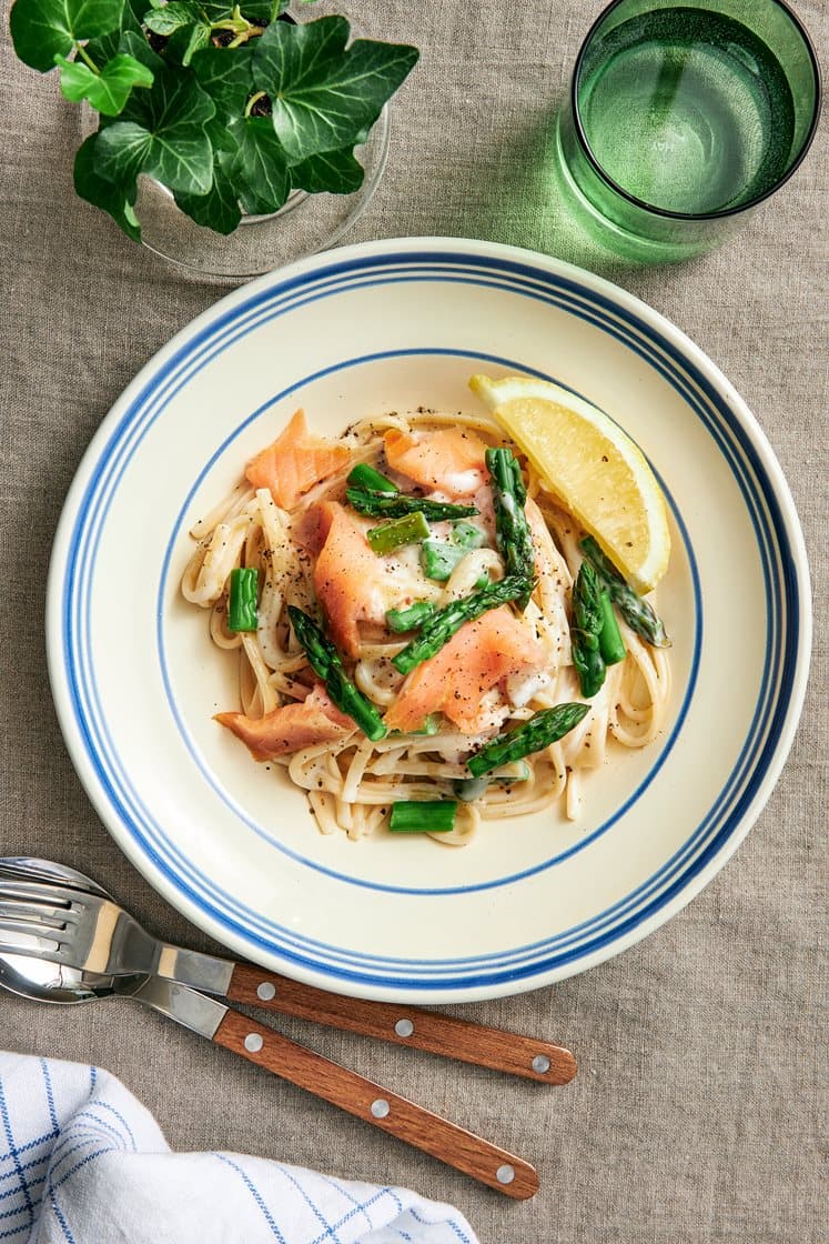 Pasta med rökt lax, sparris och citron