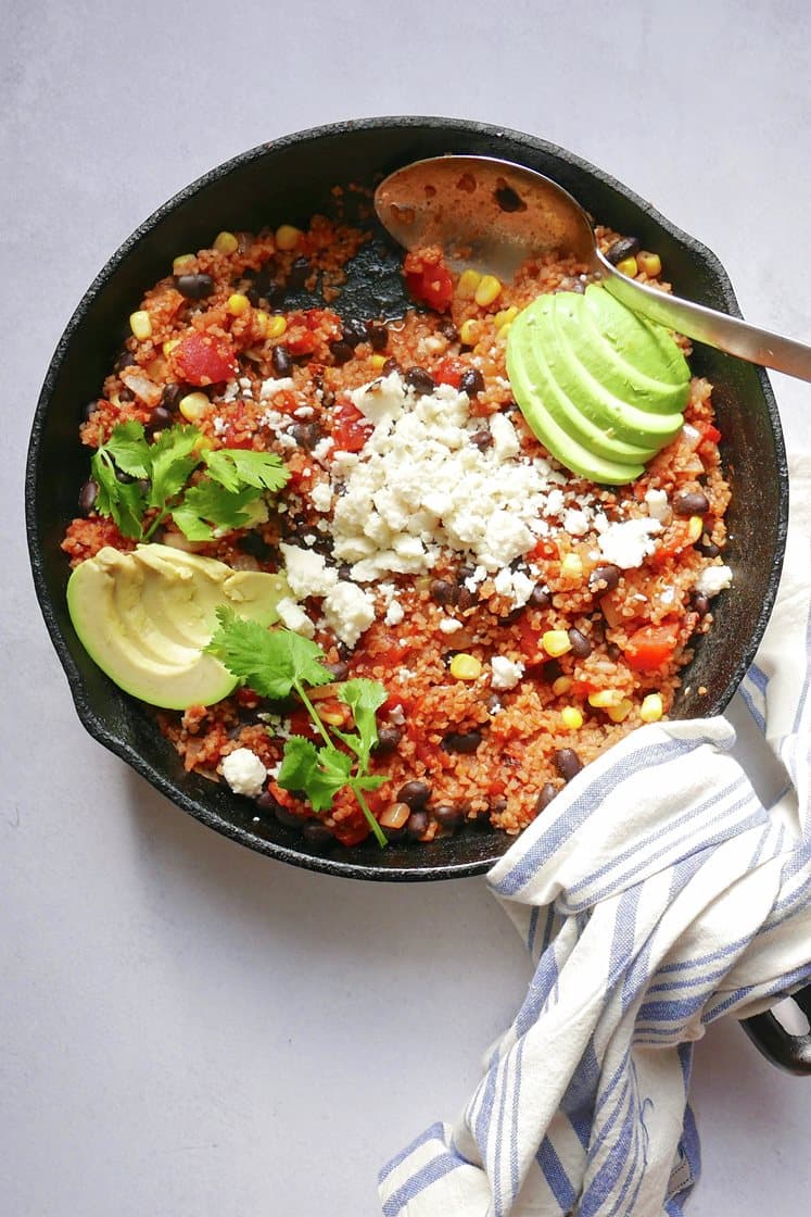 One-pot texmexbulgur med avokado och koriander