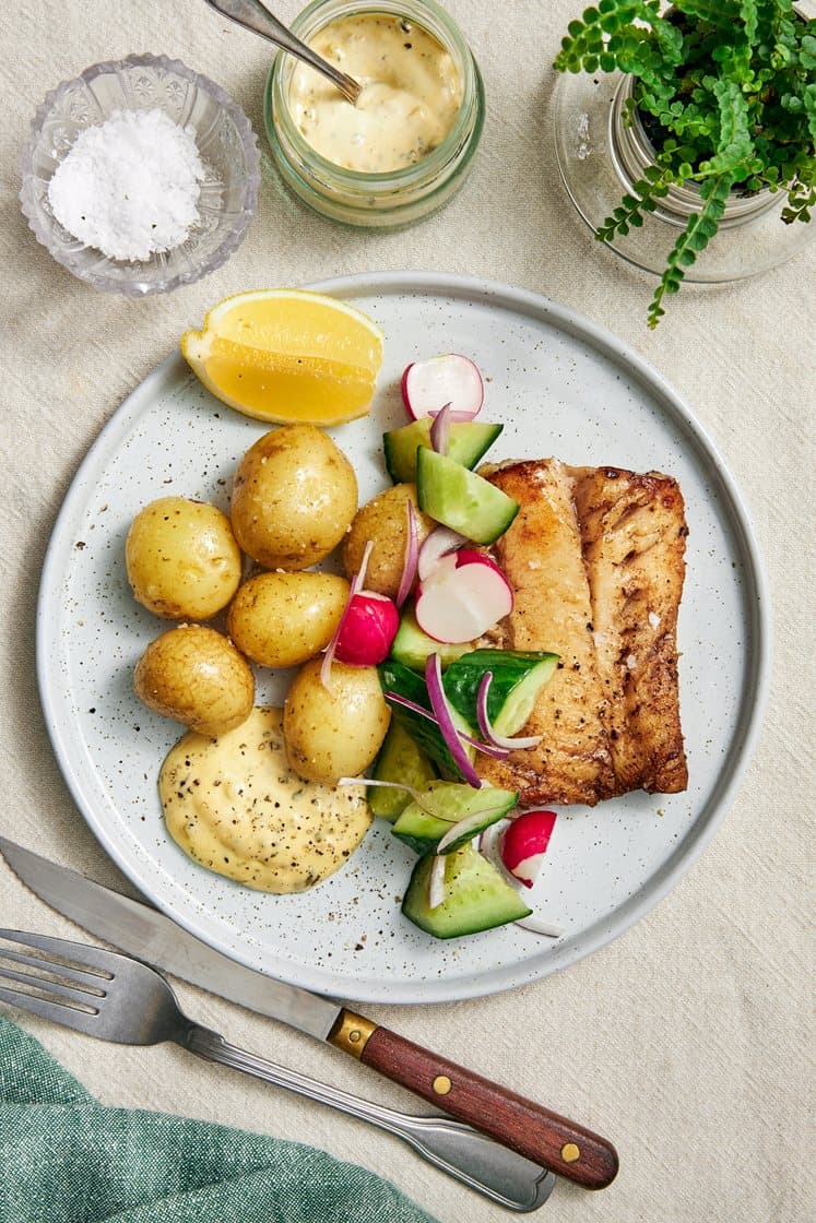 Smörstekt torsk med remouladesås, citron och gurksallad