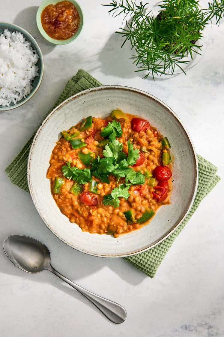 Indisk linsgryta med mango chutney och färsk koriander