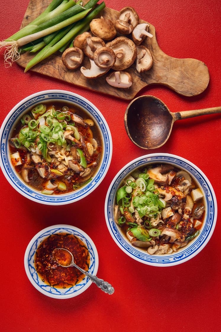 Kinesisk nudelsoppa med tofu, chiliolja, svamp och ägg