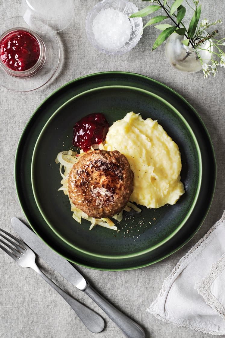 Pannbiffar med stekt kål, potatismos och lingon
