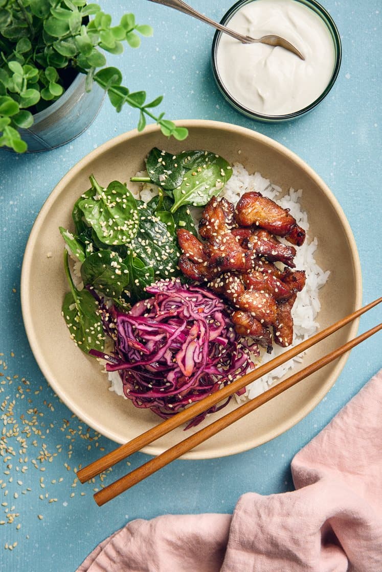Asian bowl med sojastekt fläskkarré, rödkålssallad och sesamyoghurt