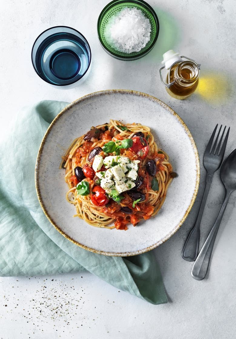Pasta i tomatsås med marinerad mozzarella, kapris och oliver