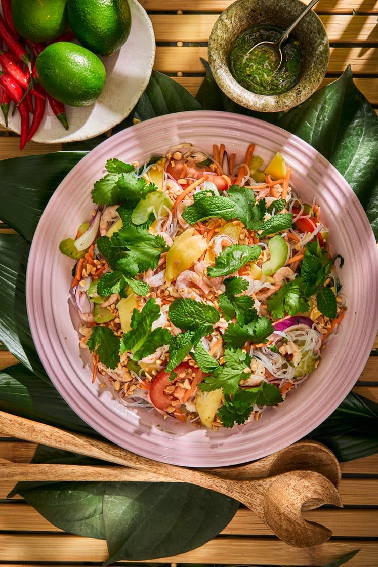 Vietnamesisk glasnudelsallad med räkor, mango, jordnötter och nouc cham