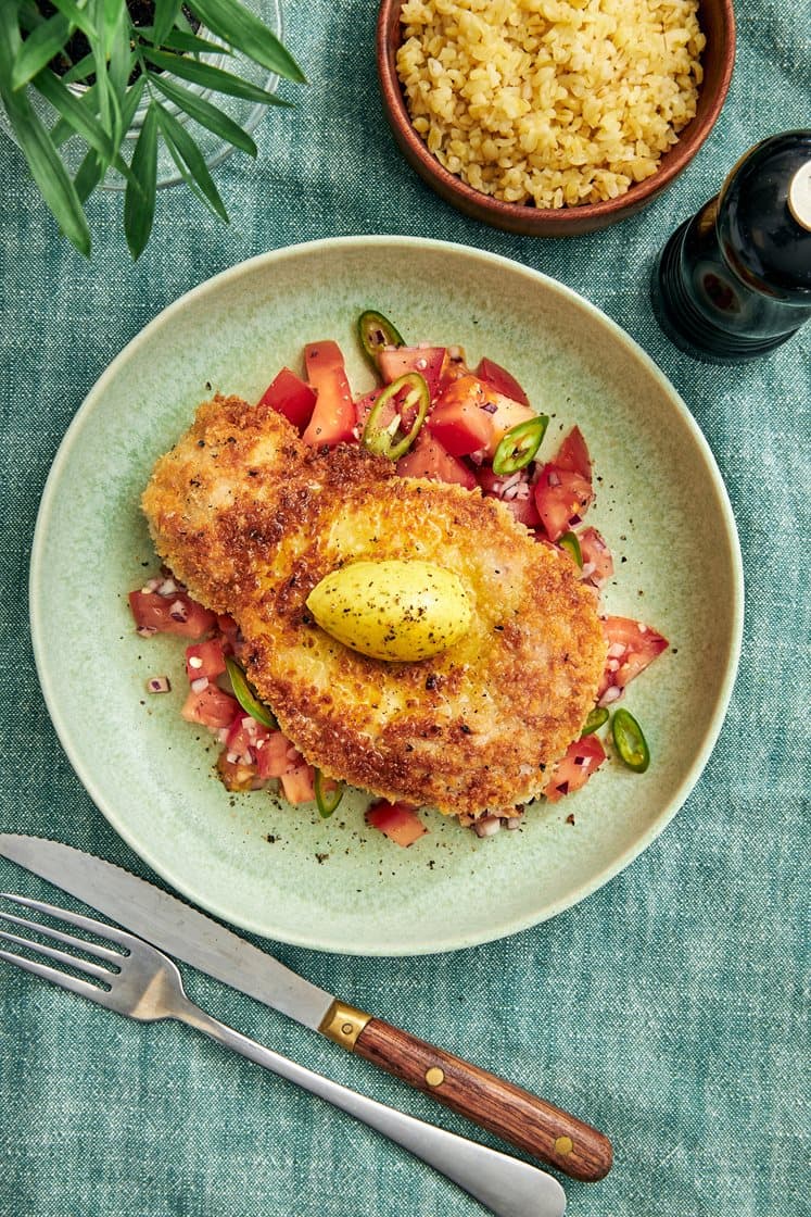 Pankopanerad fläskkotlett med kryddsmör, tomat- och jalapenosalsa och rostad bulgur