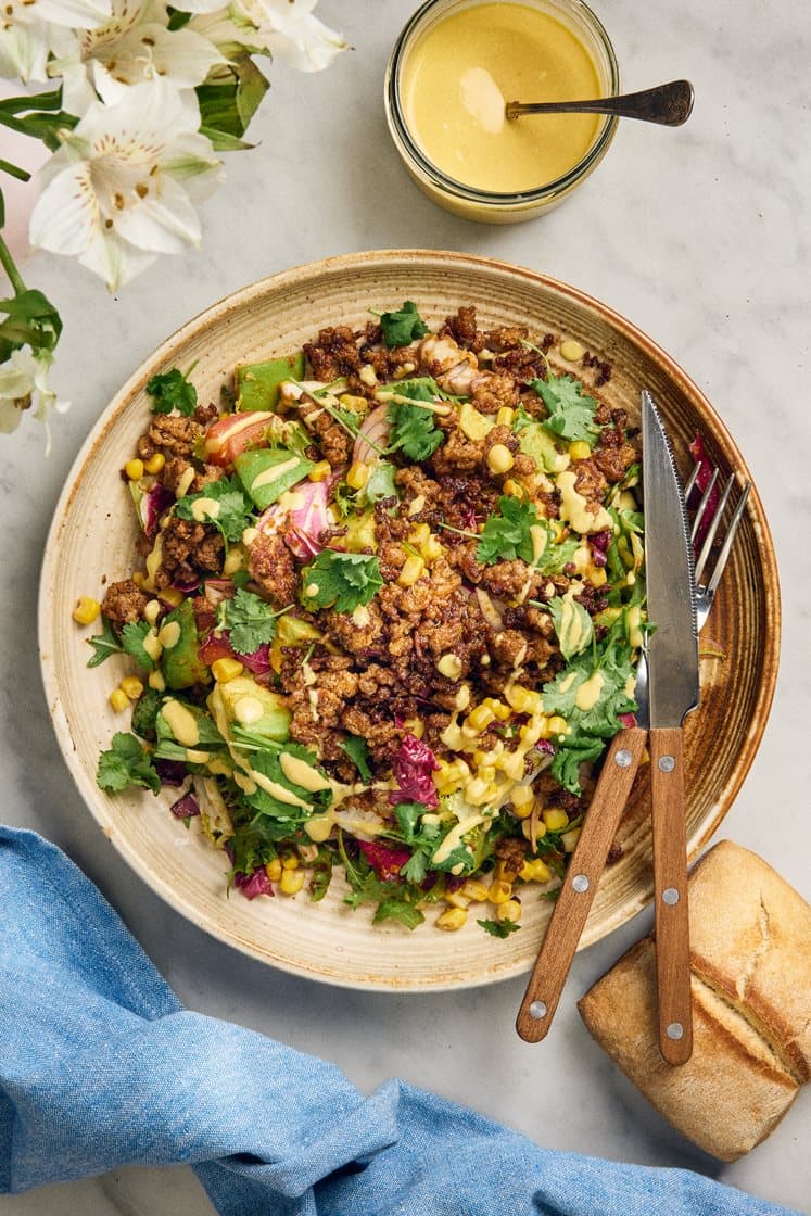Tacosallad med kryddstekt färs, avokado, koriander och mangosås