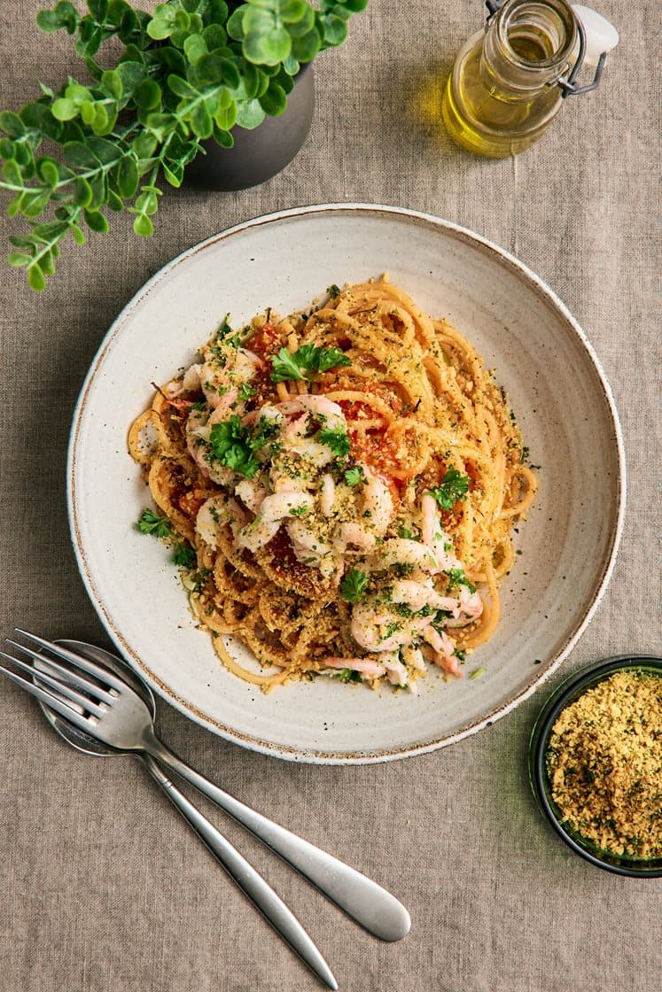 Spaghetti med parmesan- och persiljeströssel, färsk tomatsås och vitlöksmarinerade räkor