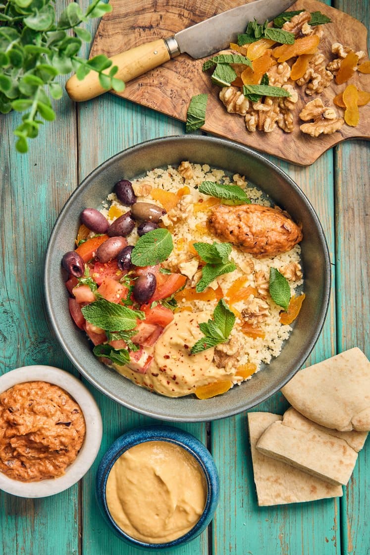 Mediterranean mezze bowl med hummus, valnötter och pitabröd