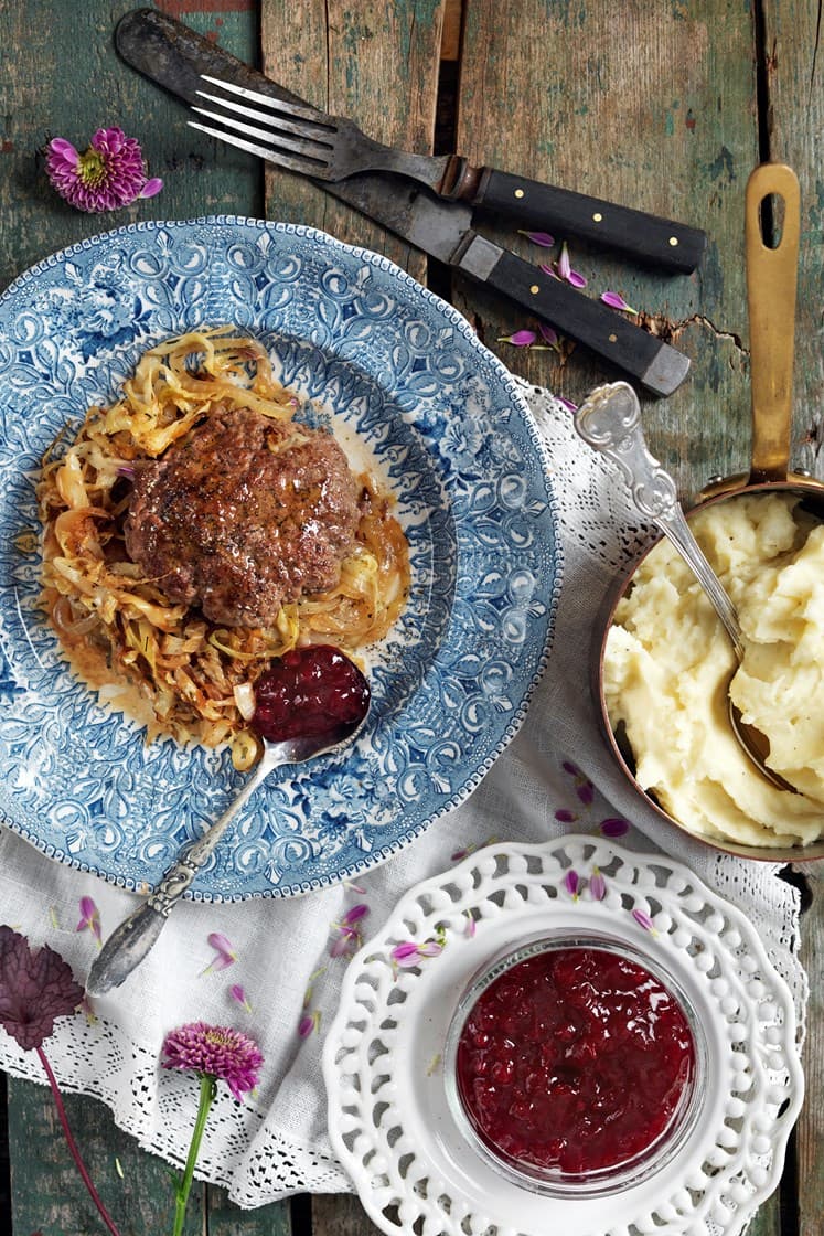 Pannbiff med ugnsstekt kål och potatismos