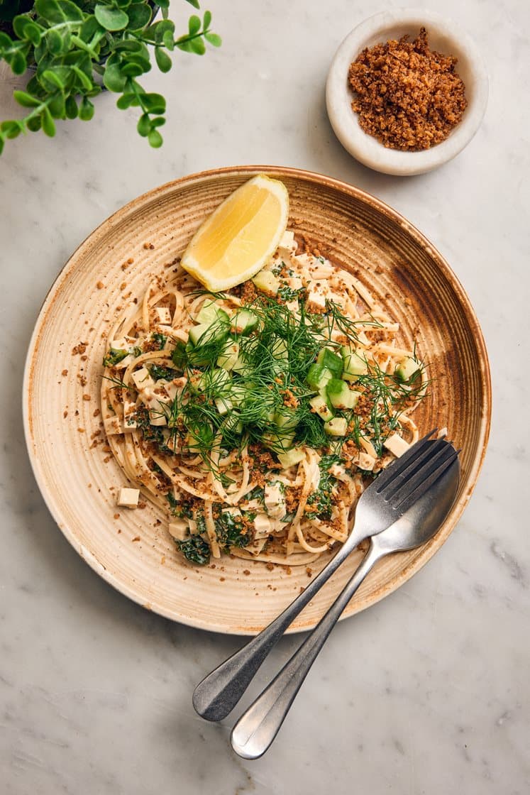 Krämig linguine med pangretto, tofu, pepparrot, grönkål och citron