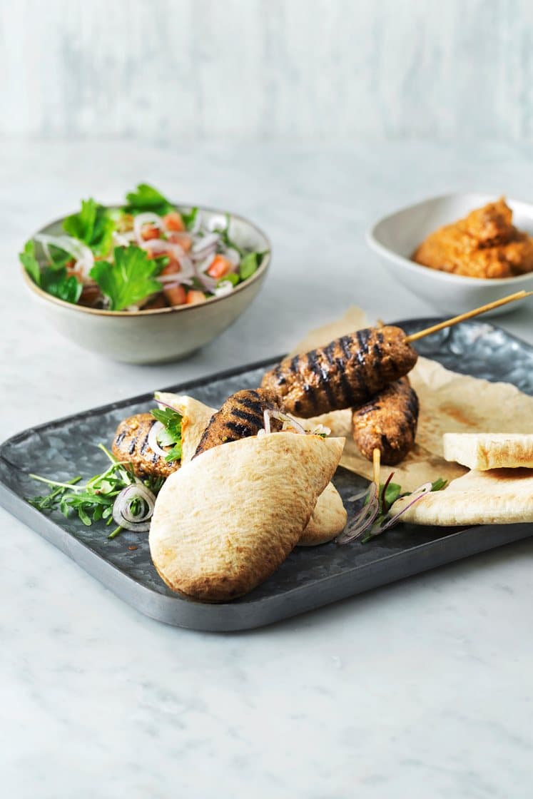 Grillad shish kebab med aubergineröra och persiljesallad
