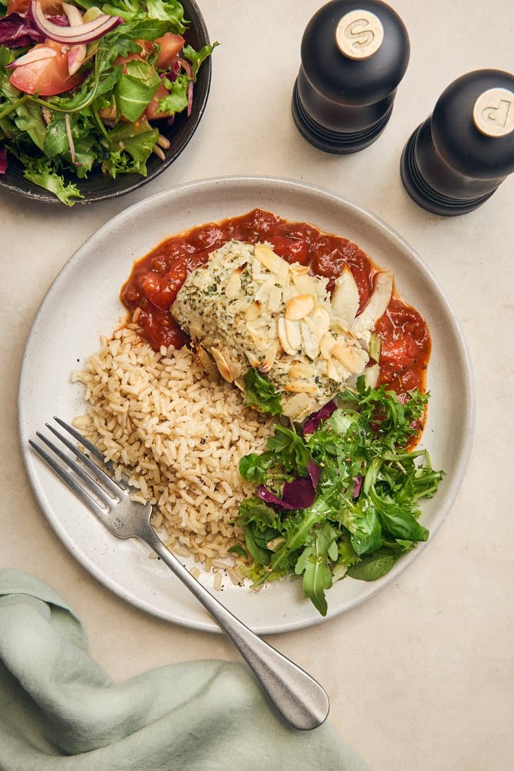 Parmesan och mandelöverbakad kolja med tomatsås, fullkornsris och mixsallad