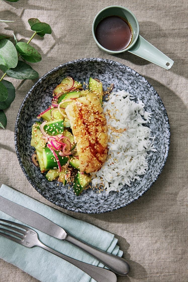 Kolja med sesamfrö- och gurksallad, soja och brynt smör