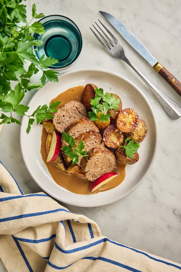 Timjankryddad köttfärslimpa med rostade äpplen och brunsås