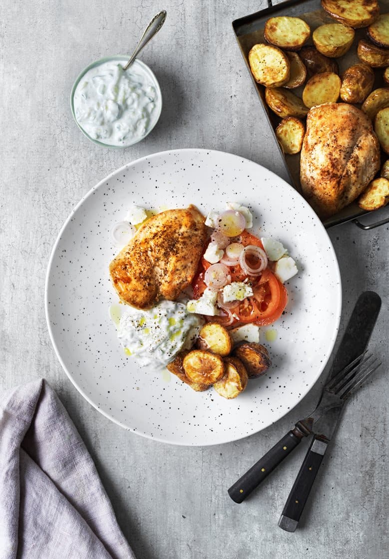 Stekt kycklingfilé med rostad potatis, tzatziki och fetaostsallad